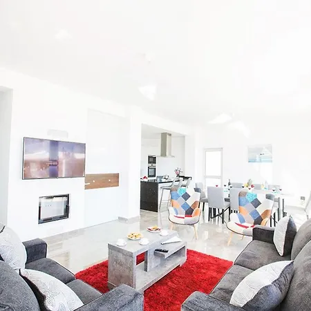 Olive Loux,brand New, Exquisite 5bdr With Pool,close To The Вилла