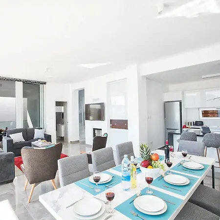 Villa Neve Aq Ol14 *