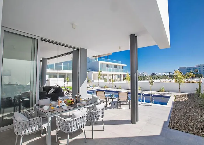 Olive Loux,brand New, Exquisite 5bdr With Pool Vilă